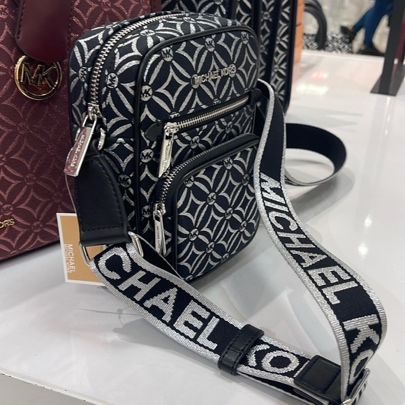 Michael Kors Jet Set Medium Signature Logo Crossbody Bag
Black /Silver Jacquard - Picture 9 of 16